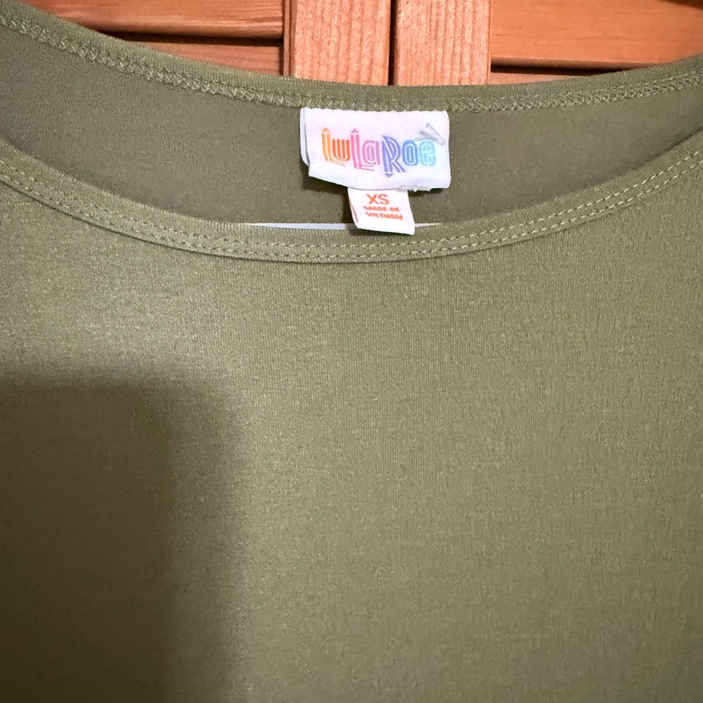 LuLaRoe Forest Green Short Sleeve Top - Buy 2 or more get 20 % off bundle! - Picture 2 of 2